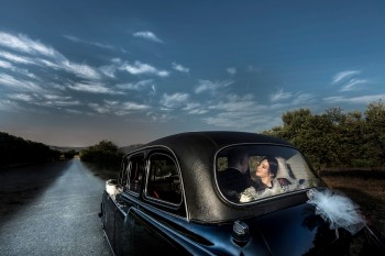 /file/sposi/normal/21_pin2358_rit_2_sposa_sardegna_nozze_fotografo_auto_epoca.jpg